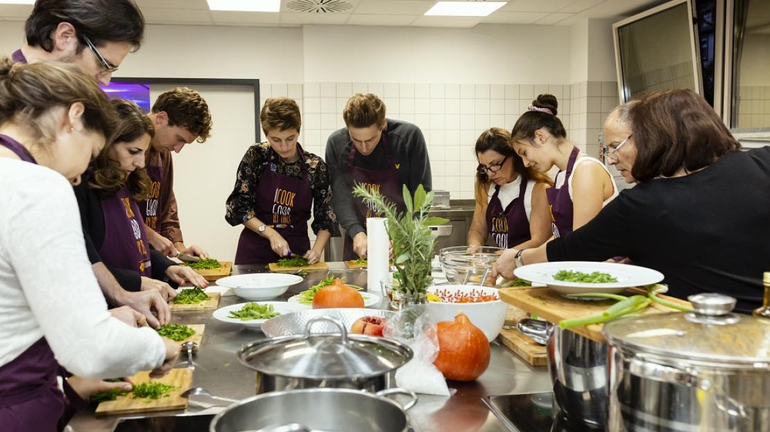 Mehrere Leute kochen gemeinschaftlich in der Projektküche des Stadtraumfrankfurt