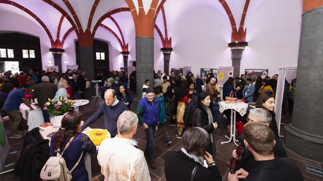 Viele Gäste in Gesprächen beim Tag der Religionen in der Römerhalle des Frankfurter Rathauses