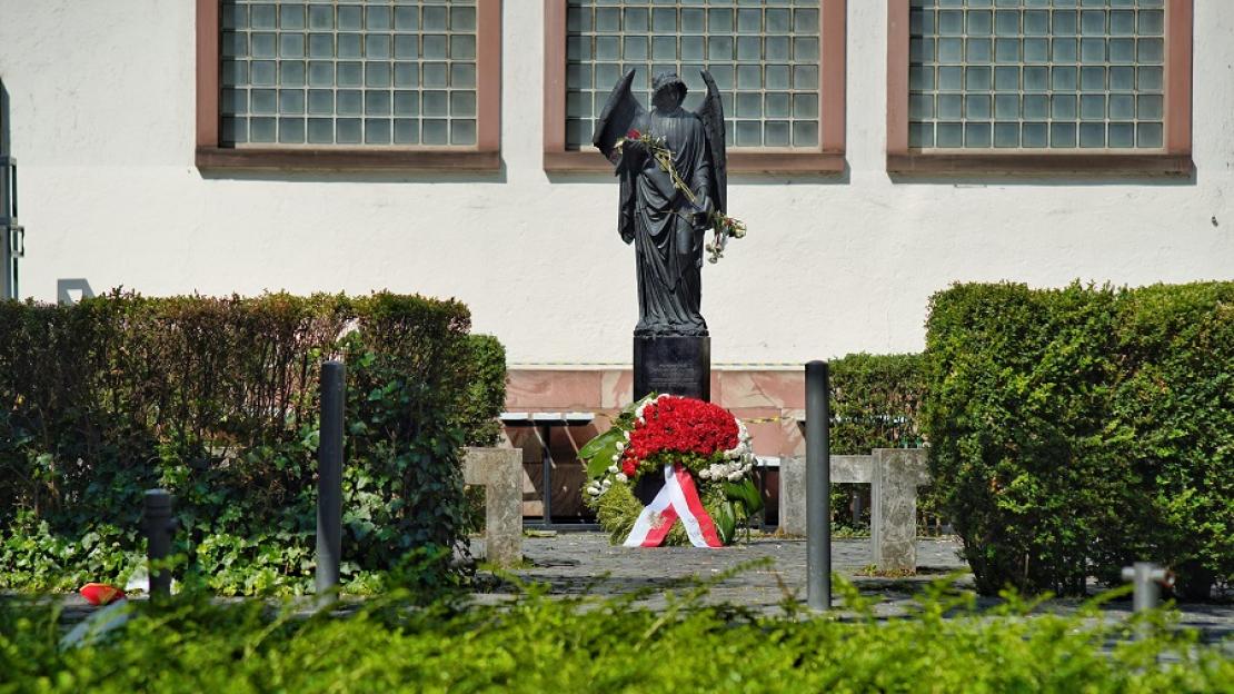 Das Mahnmal "Frankfurter Engel" aus Bronze auf dem Klaus-Mann-Platz in Frankfurt 