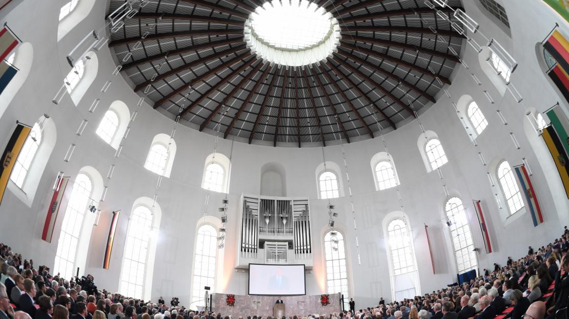 Beeindruckende Kulisse: der Plenarsaal der Frankfurter Paulskirche (© picture alliance)