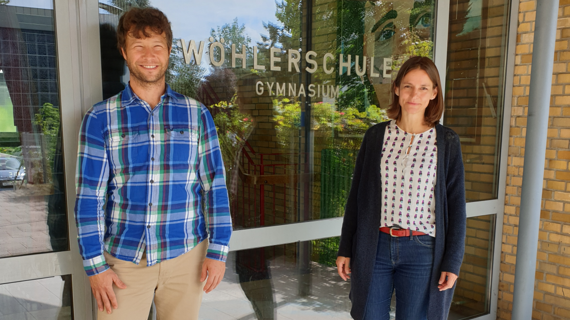 Die Projektlehrkräfte Ben Lange und Franziska Deliry der Wöhlerschule