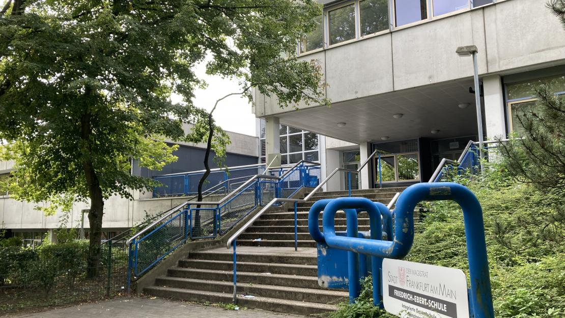Treppe zum Eingang in die Friedrich-Ebert-Schule