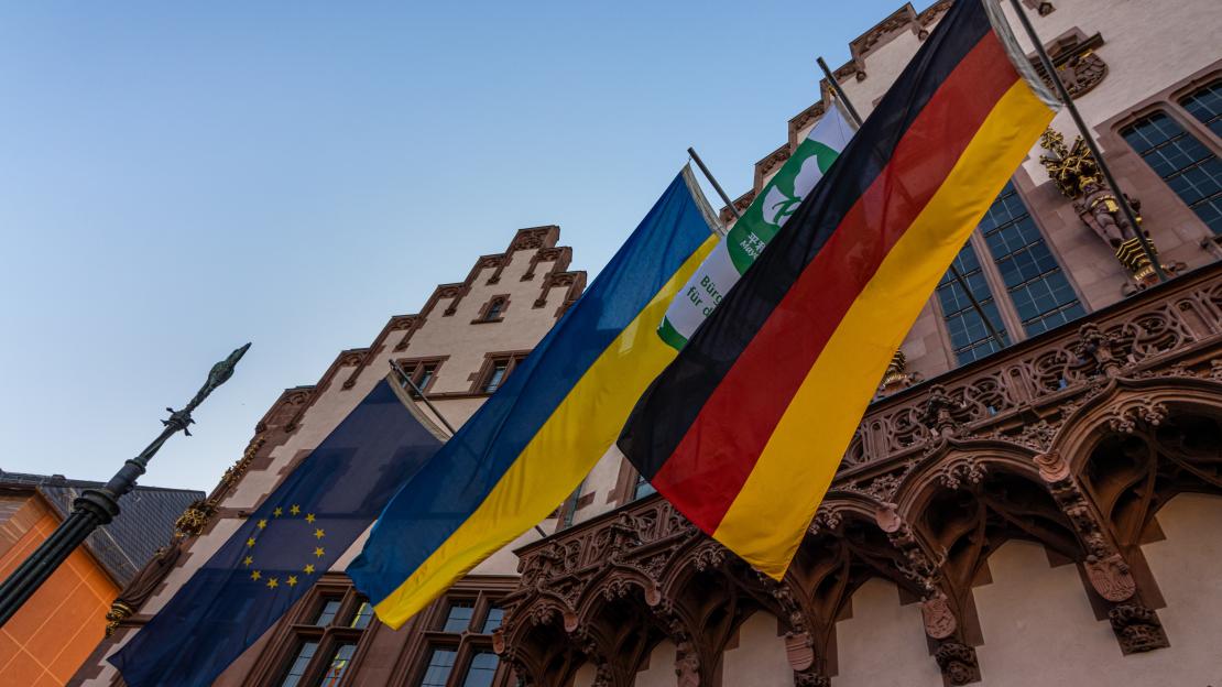 Vor dem Frankfurter Römer wehen die Fahnen der Europäischen Union, der Ukraine, der Bundesrepublik Deutschland sowie der Stadt Frankfurt am Main