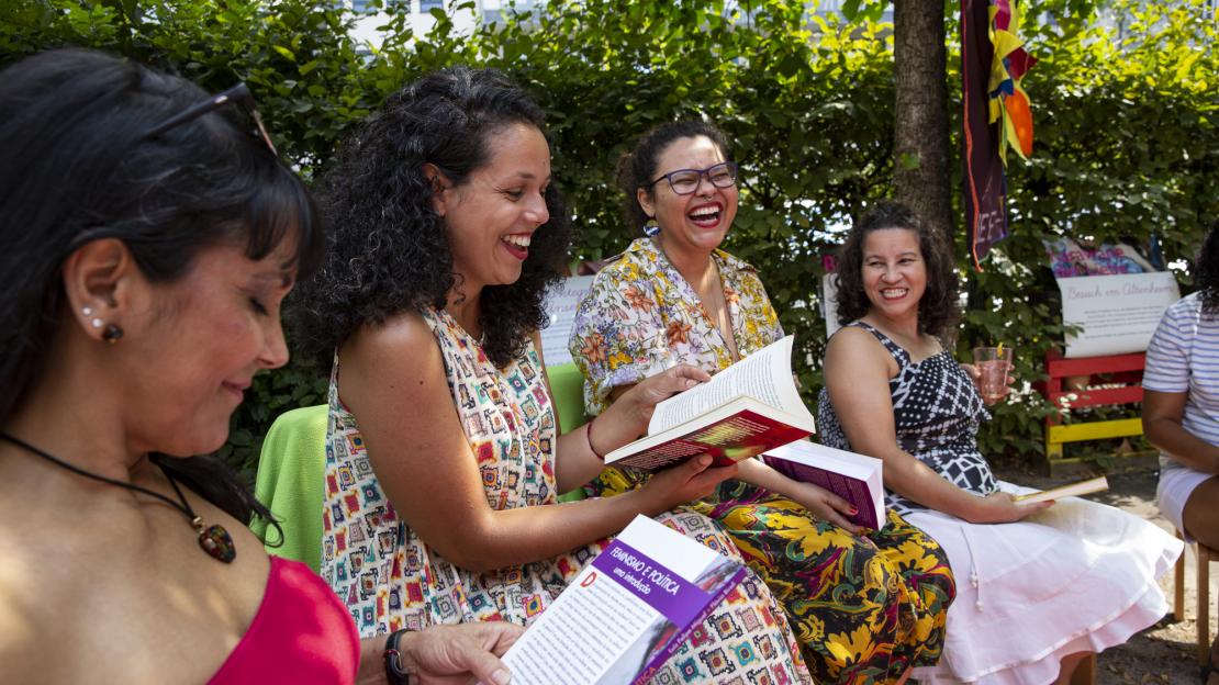 Mehrere Frauen bei einer Lesung sitzend im Freien und lachend  (© Stadt Frankfurt am Main)