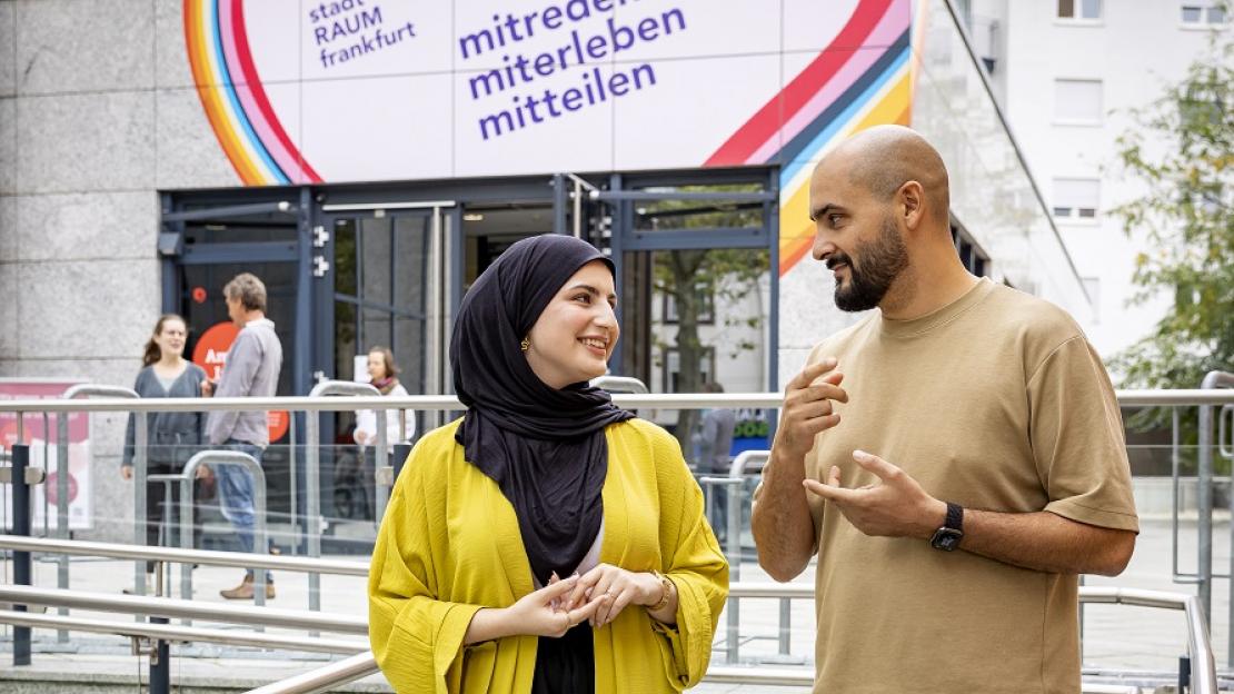 Zwei Personen unterhalten sich vor dem Stadtraumfrankfurt