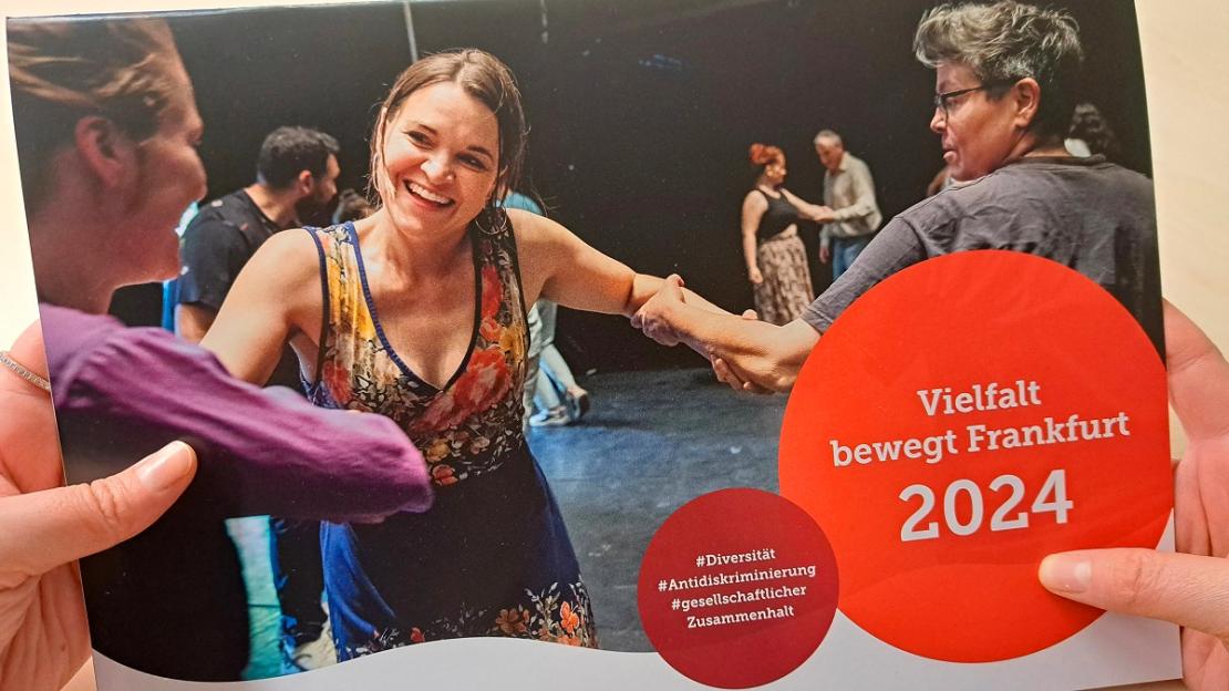 Titelbild des AmkA-Kalenders 2024: Workshop des Vereins Theaterperipherie in Bockenheim.