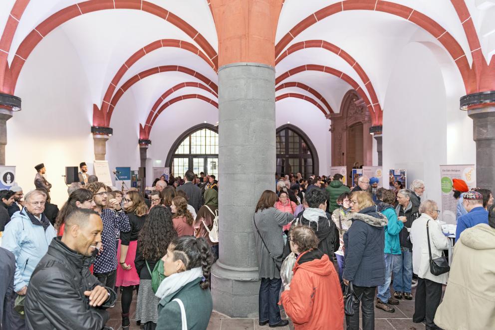 Szene mit Gästen im Rathaus Römer