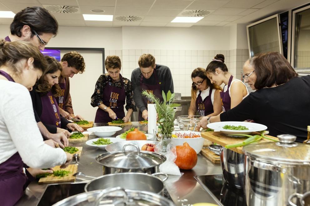 Leute kochen zusammen in der Projektküche des Stadtraumfrankfurt