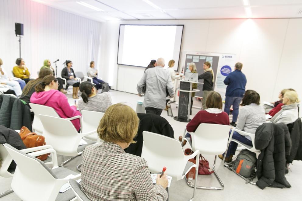 Mehrere Personen sitzend und stehend bei einem Seminar im Stadtraumfrankfurt