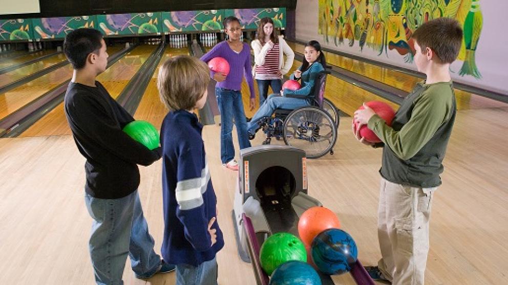Mehrere Kinder auf einer Bowlingbahn