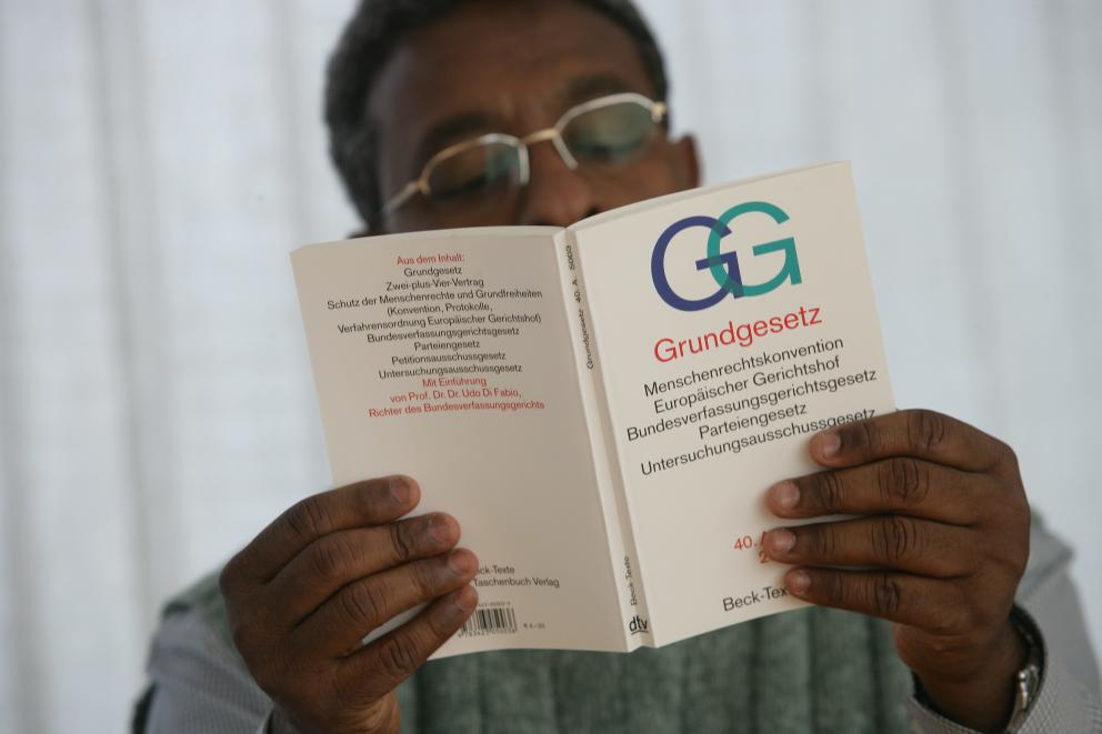 Ein Person liest konzentriert im deutschen Grundgesetz