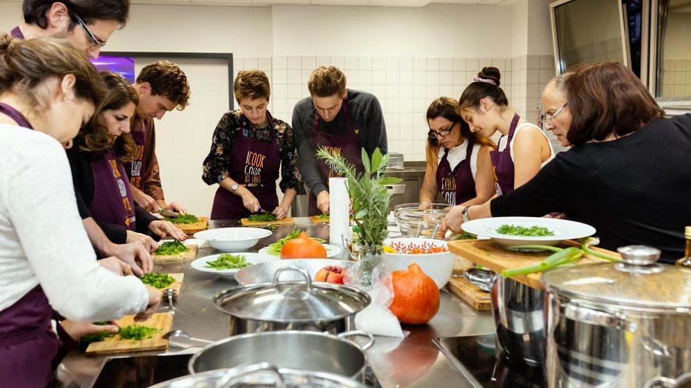 Leute kochen zusammen in der Projektküche im Stadtraumfrankfurt