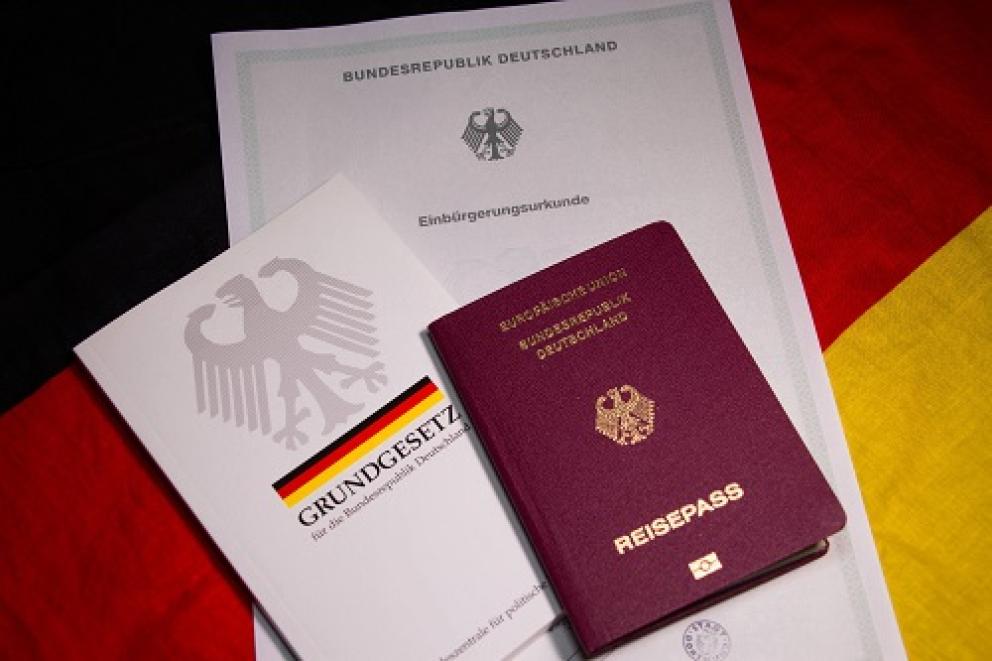 Deutscher Reisepass liegend auf anderen Dokumenten