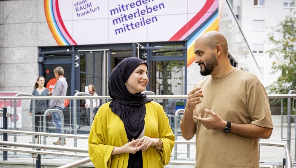 Zwei Personen im Gespräch vor dem stadtRAUMfrankfurt